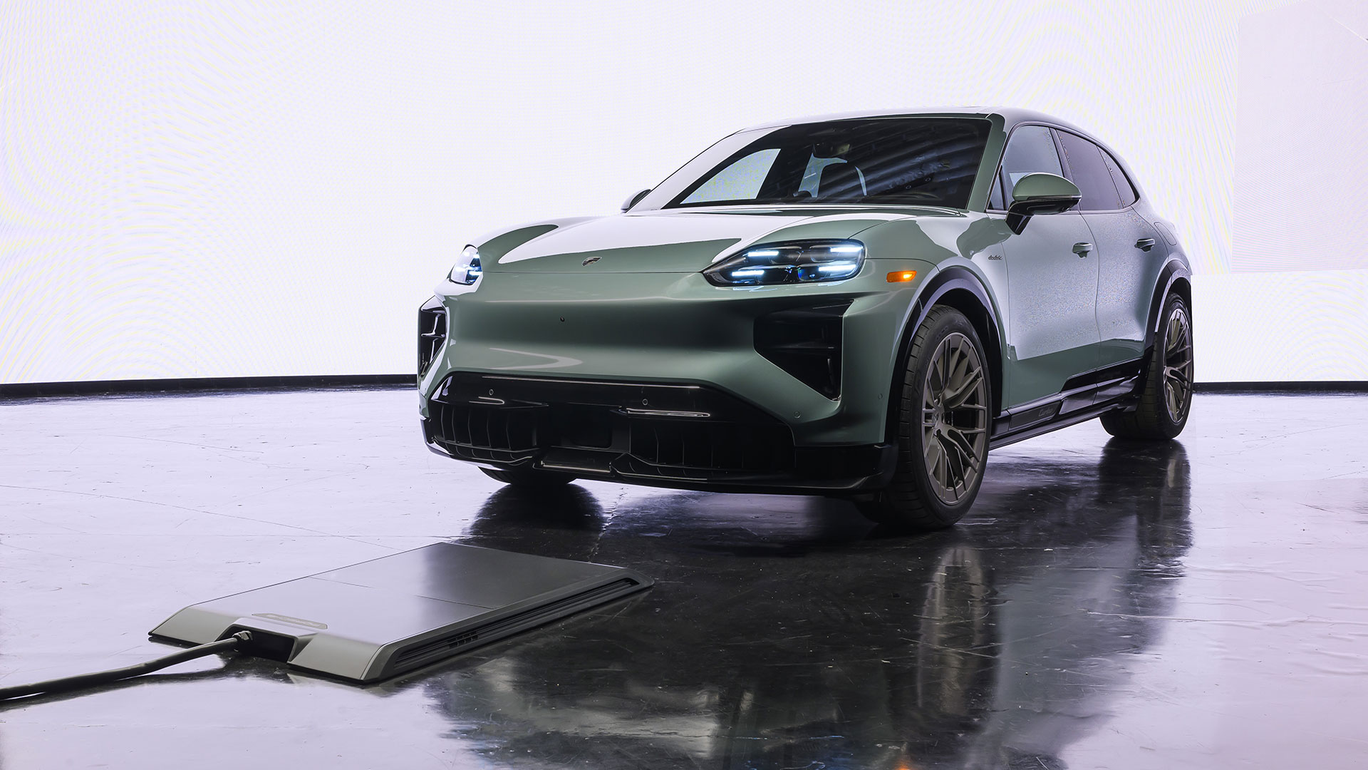 Porsche's Wireless Charging Wins Top Gear's Highest Tech Honor — photo 1